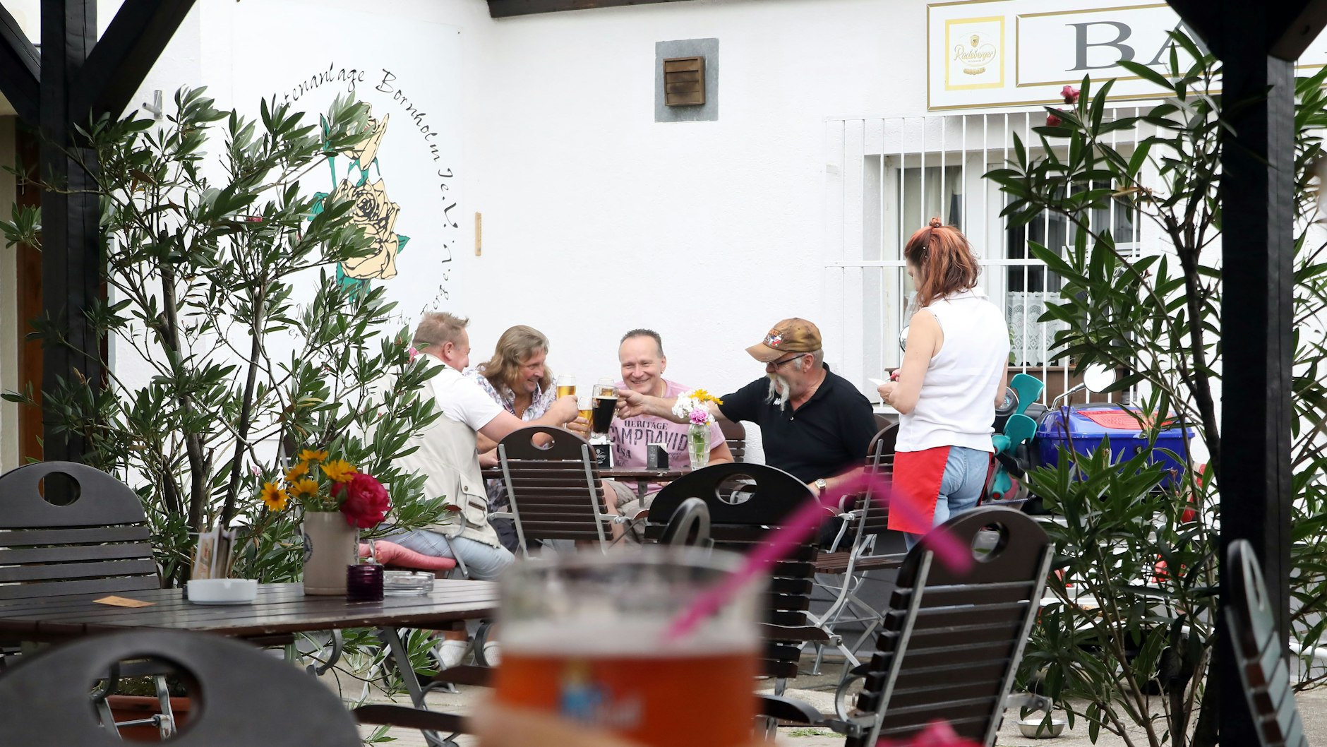 Warum die Bauernstube in der KGA Bornholm I Bauernstube heißt, weiß hier keiner. Ist eigentlich auch egal. Hauptsache, es gibt Bier und Bouletten. 
