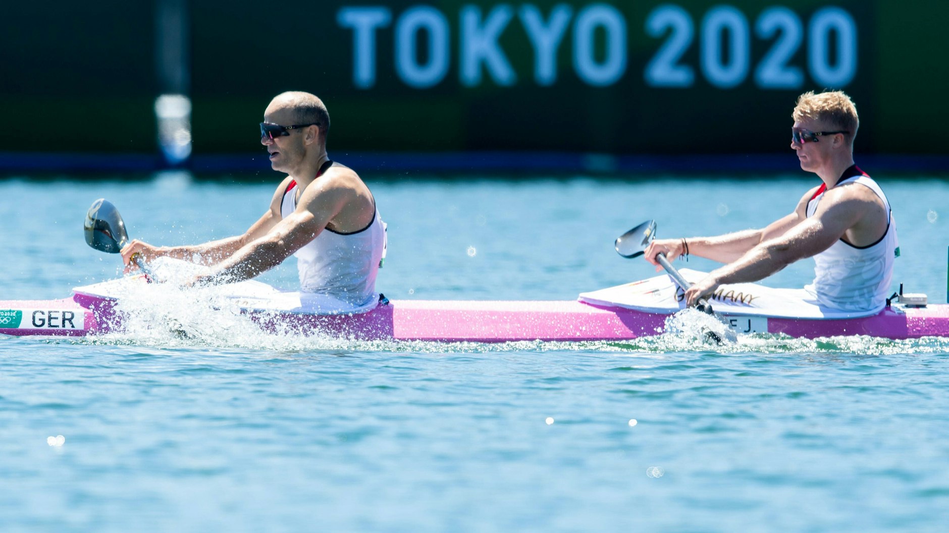 Max Hoff und Jacob Schopf (v. l.) haben sich in ihrem letzten gemeinsamen Rennen die Silbermedaille im Kajak-Zweier geholt.