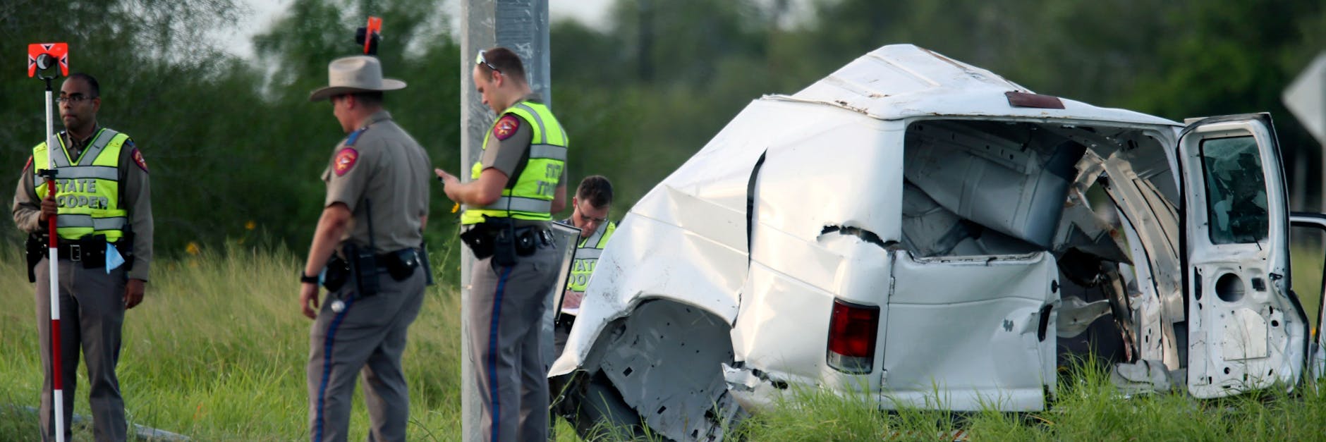 Polizisten am Unfallort.
