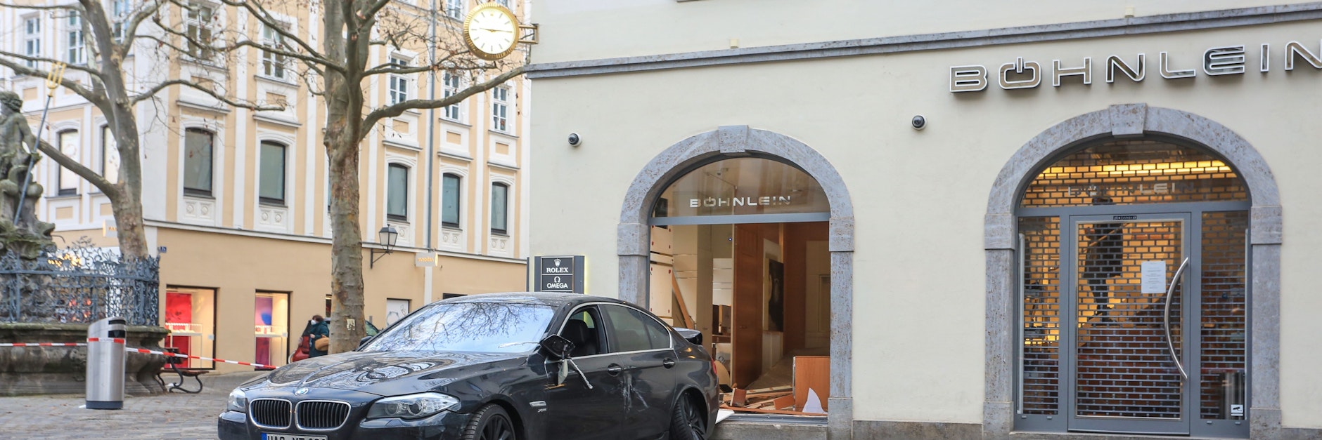 &nbsp;Bei dem Einbruch fuhren die Täter mit einem Auto in das Juweliergeschäft.