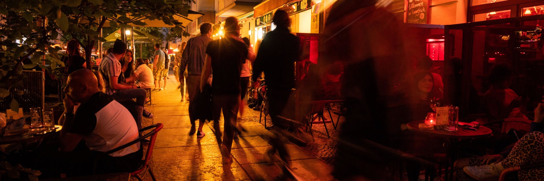 Restaurants und Bars in Berlin-Friedrichshain: Geht es nach dem Bundesgesundheitsministerium, sollen bei hohen Inzidenzen hier nur Geimpfte Platz nehmen können.