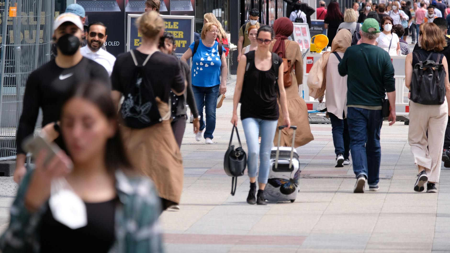 Shoppen am Kurfürstendamm ist derzeit möglich. Bei einer Inzidenz über 30, drei Tage in Folge, schaltet die Corona-Ampel des Senats jedoch auf Rot (Symbolbild).