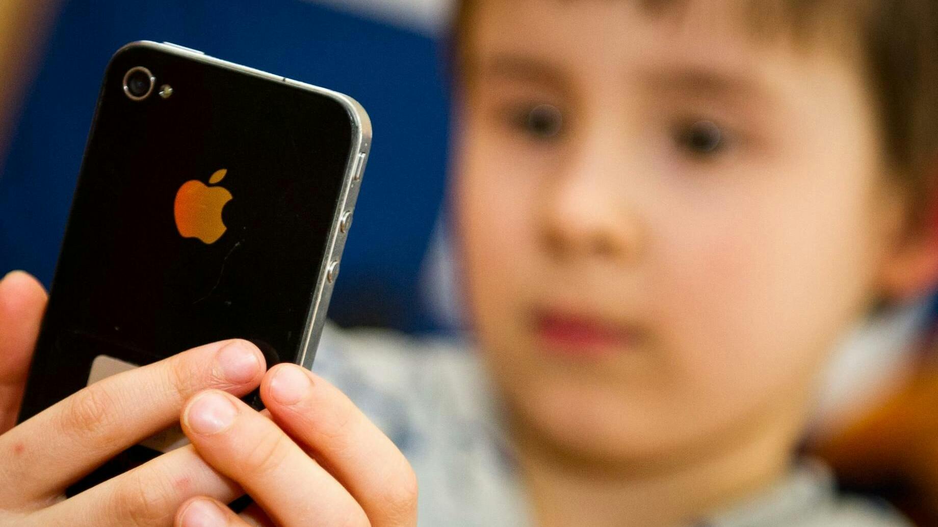 Bereits jüngere Kinder verbringen heute fast den ganzen Tag vor Bildschirmen, ob es Computer, Fernseher oder Smartphones sind.