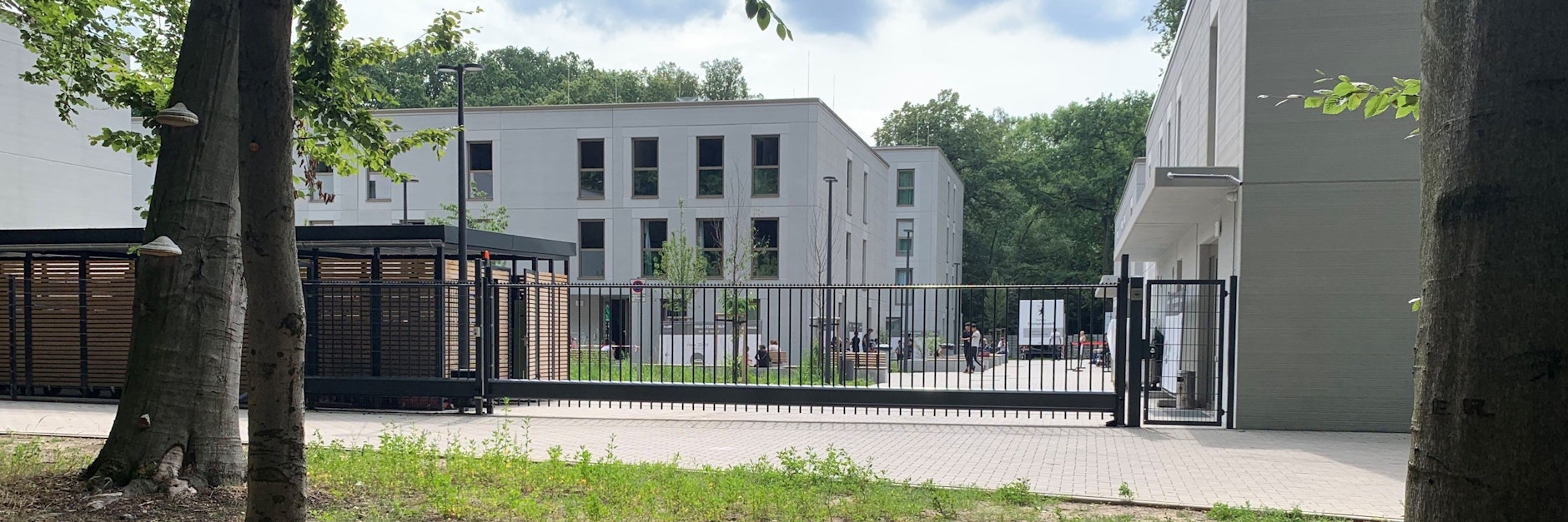 Die Flüchtlingsunterkunft des Ankunftszentrums in Wittenau. Im Hintergrund ein Röntgenbus der Charité zur Tbc-Erkennung. Es gibt auch Impfungen gegen sogenannte Kinderkrankheiten.