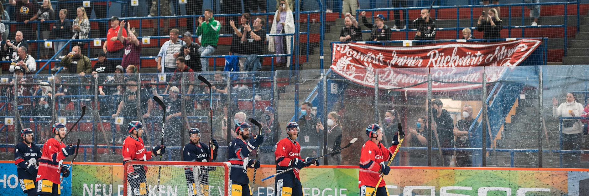 Das gab es lange nicht mehr: Die Eisbären gehen auf eine Ehrenrunde vor Fans.