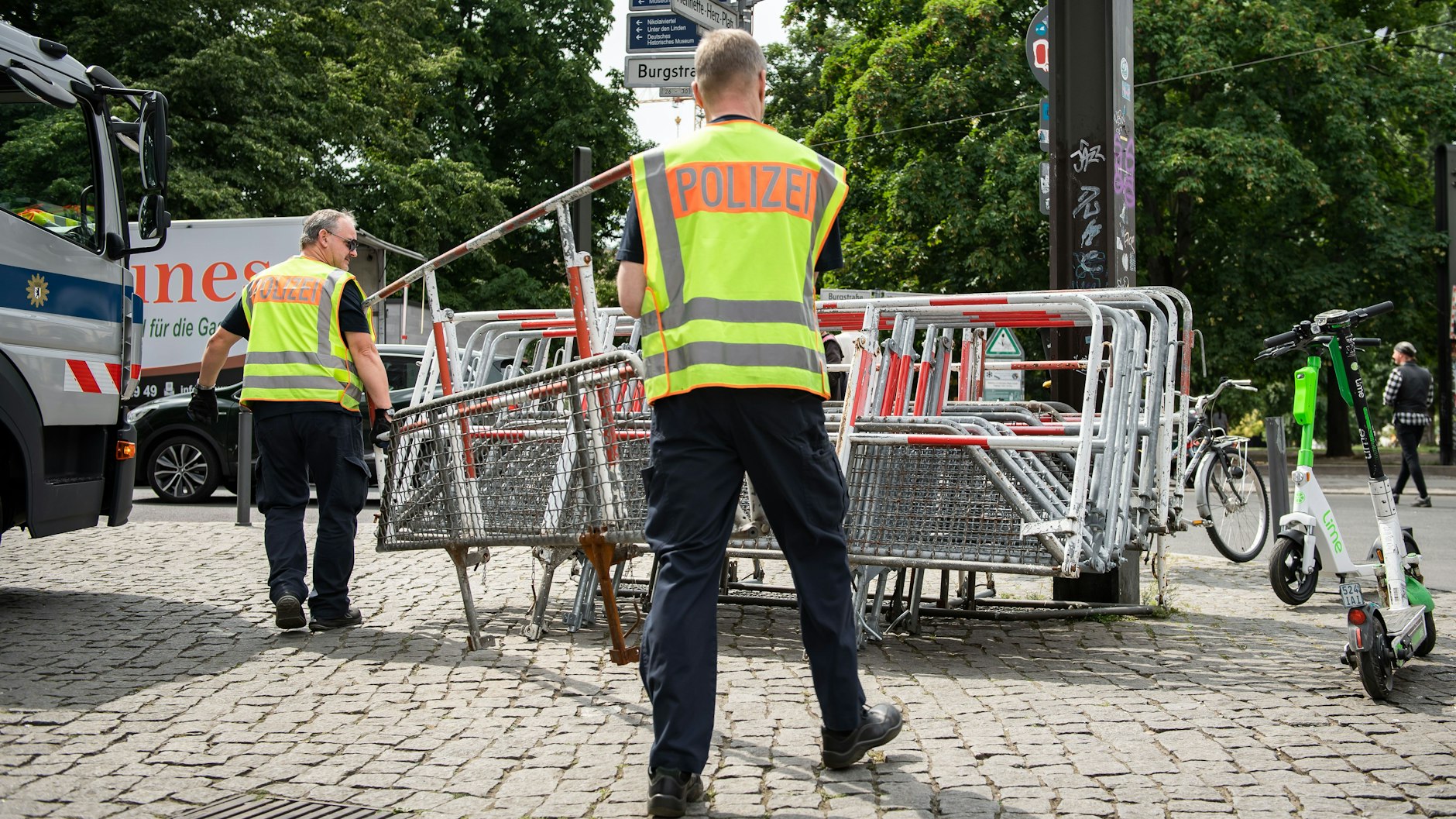 Polizisten installieren am Donnerstag am James-Simon-Park in Mitte die ersten Absperrgitter.