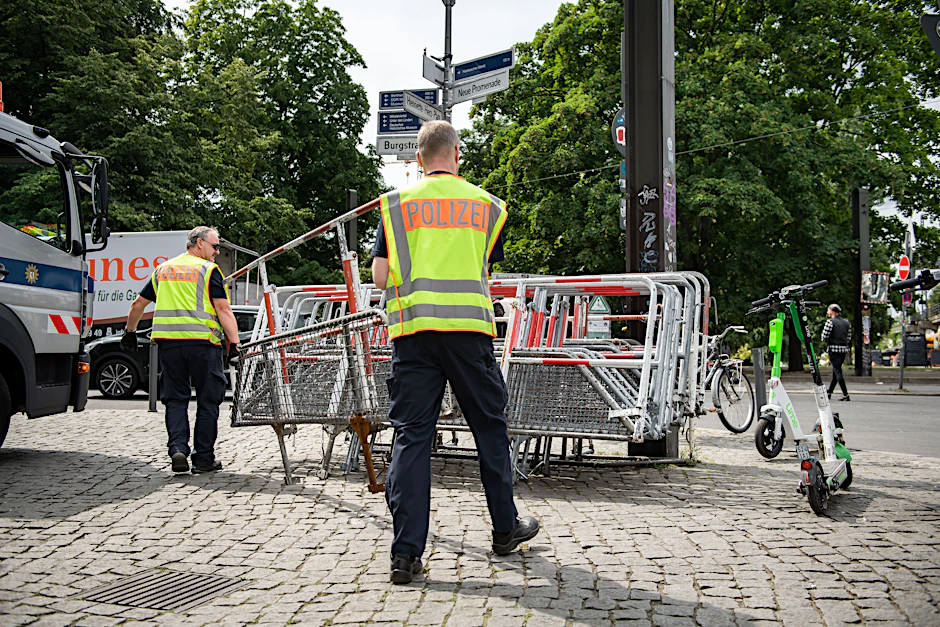 Polizisten installieren am Donnerstag am James-Simon-Park in Mitte die ersten Absperrgitter.