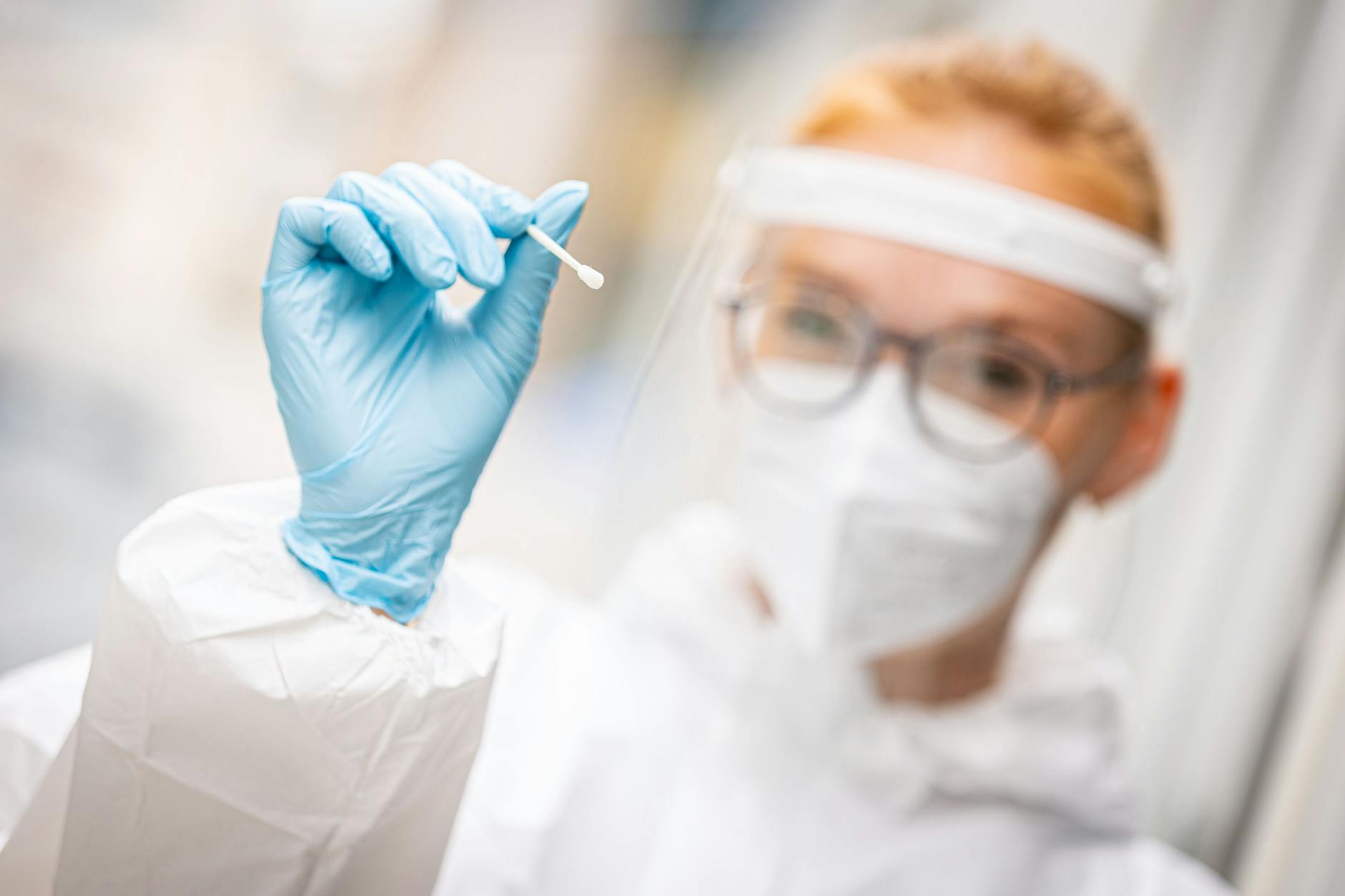 Ein Corona-Test wird durchgeführt (Symbolbild).
