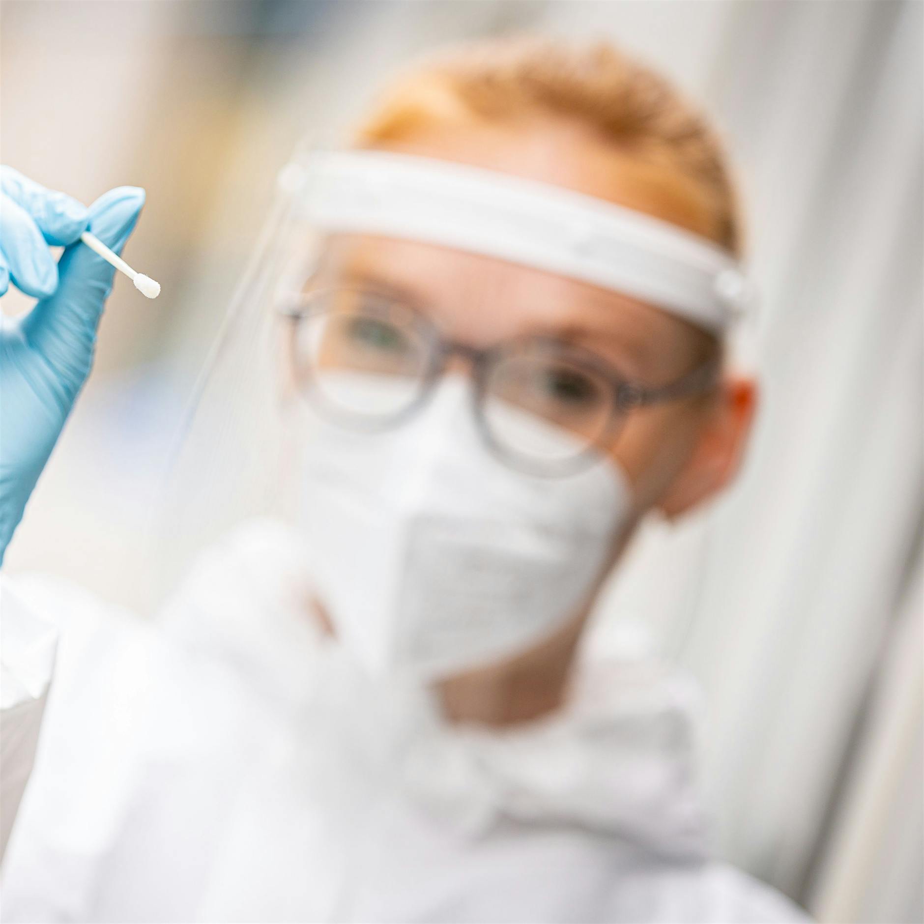 Verstärkt Corona-Infektionen bei Menschen mittleren Alters