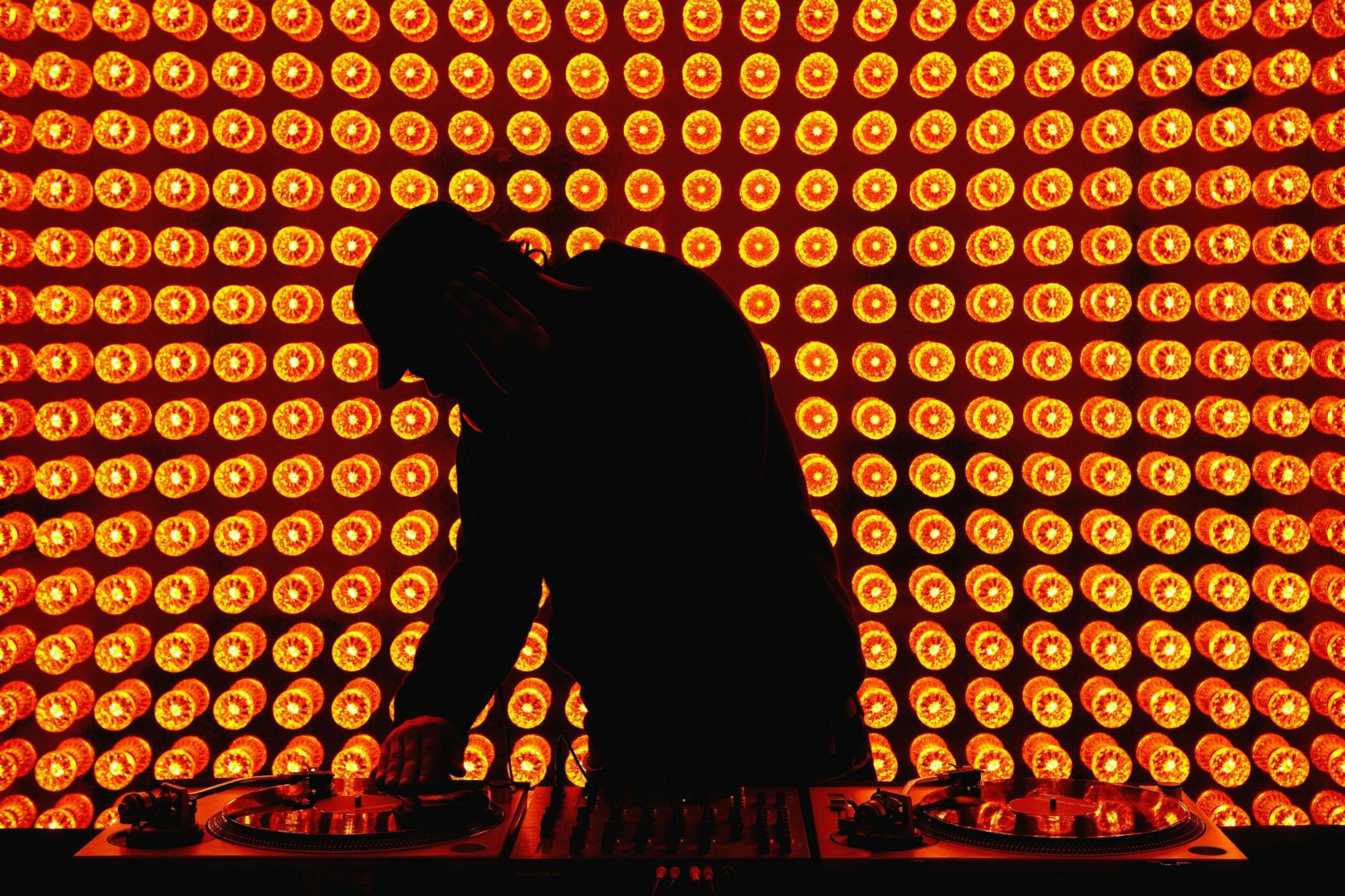 In der Arena Berlin finden im August Partys statt, auf denen man sich impfen lassen kann.