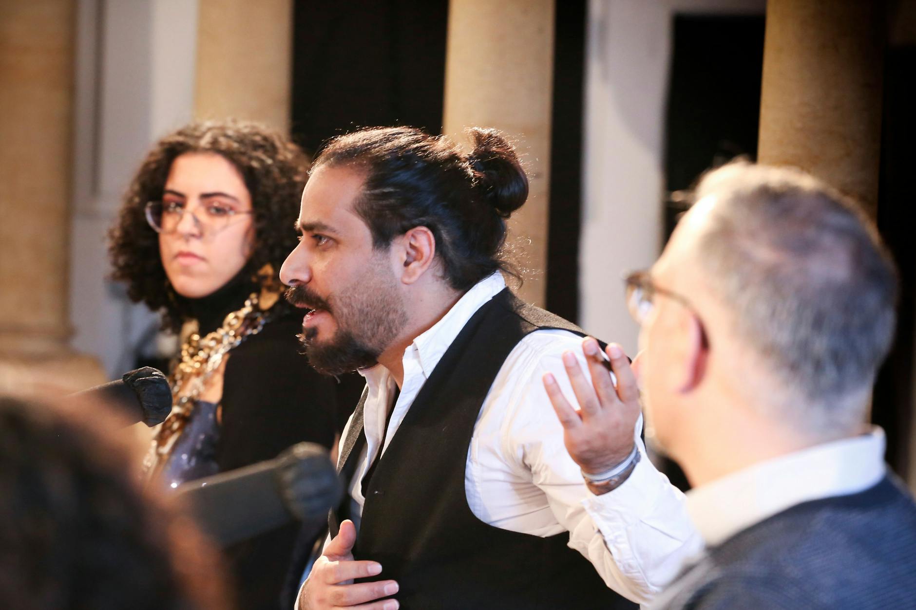 Hasan Ze Alnoon und Mariam Rasheed (im Hintergrund) im Gespräch beim PARATAXE Symposium VII des LCB.