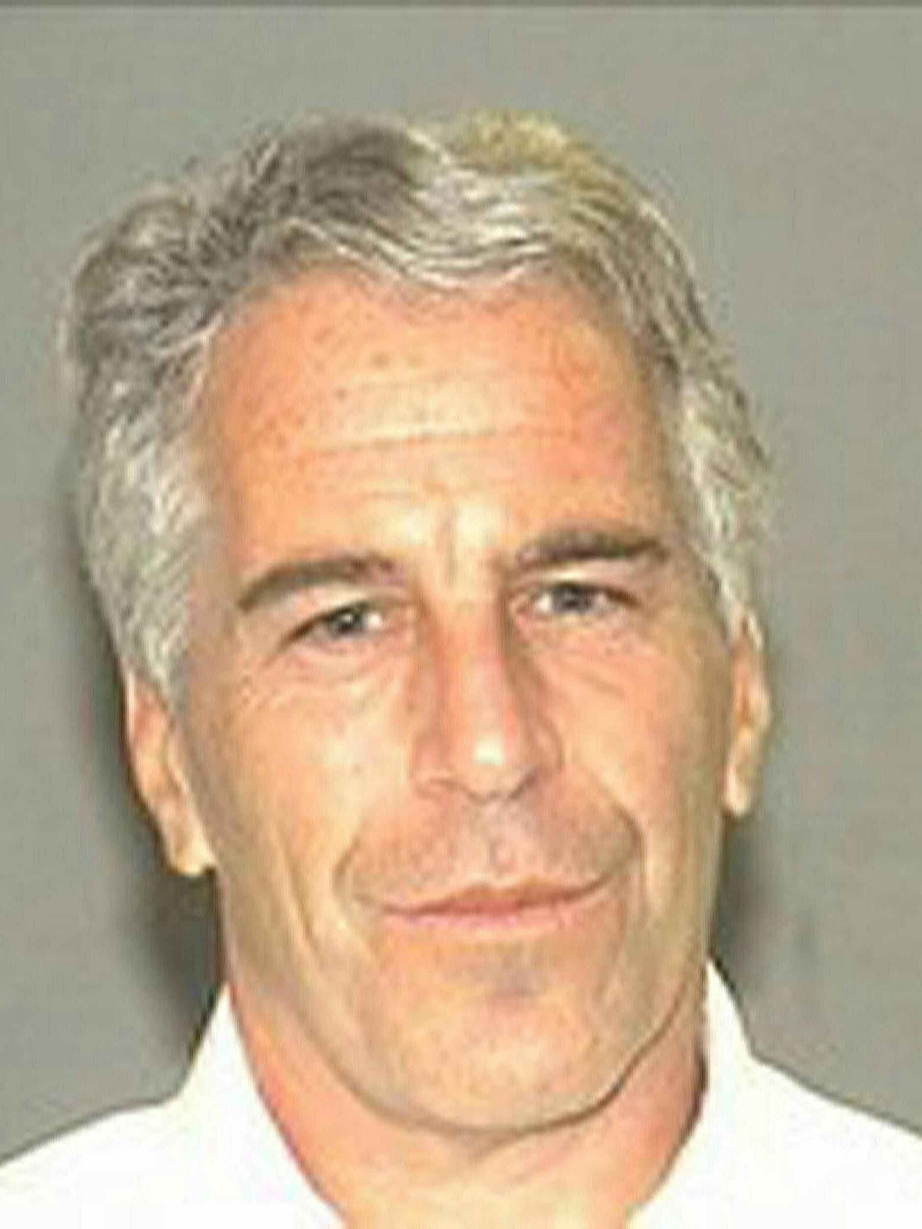 Der US-Milliardär Jeffrey Epstein wurde 2008 wegen sexuellen Begegnungen mit einer Minderjährigen verurteilt. Es gab weitere Vergewaltigungsvorwürfe gegen ihn. Er beging 2019 in einer Gefängniszelle Suizid.