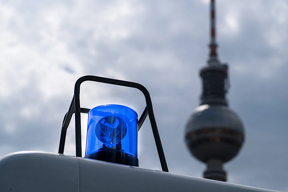 Ein Blaulicht auf dem Dach eines Berliner Polizeifahrzeugs (Symbolbild).