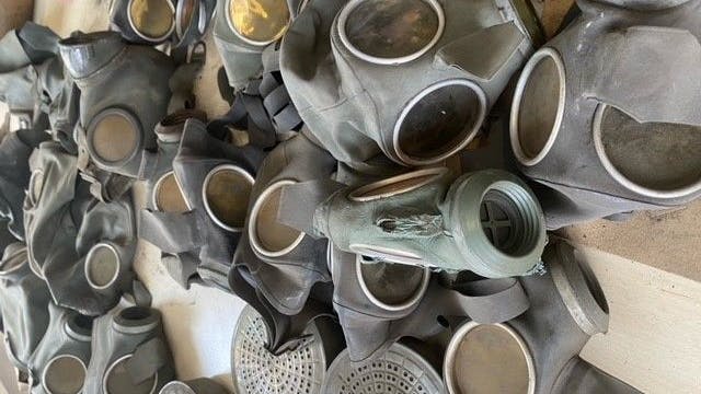 Gasmasken für Frauen, Männer und Kinder aus der Nazi-Zeit wurden nach dem Unwetter gefunden.