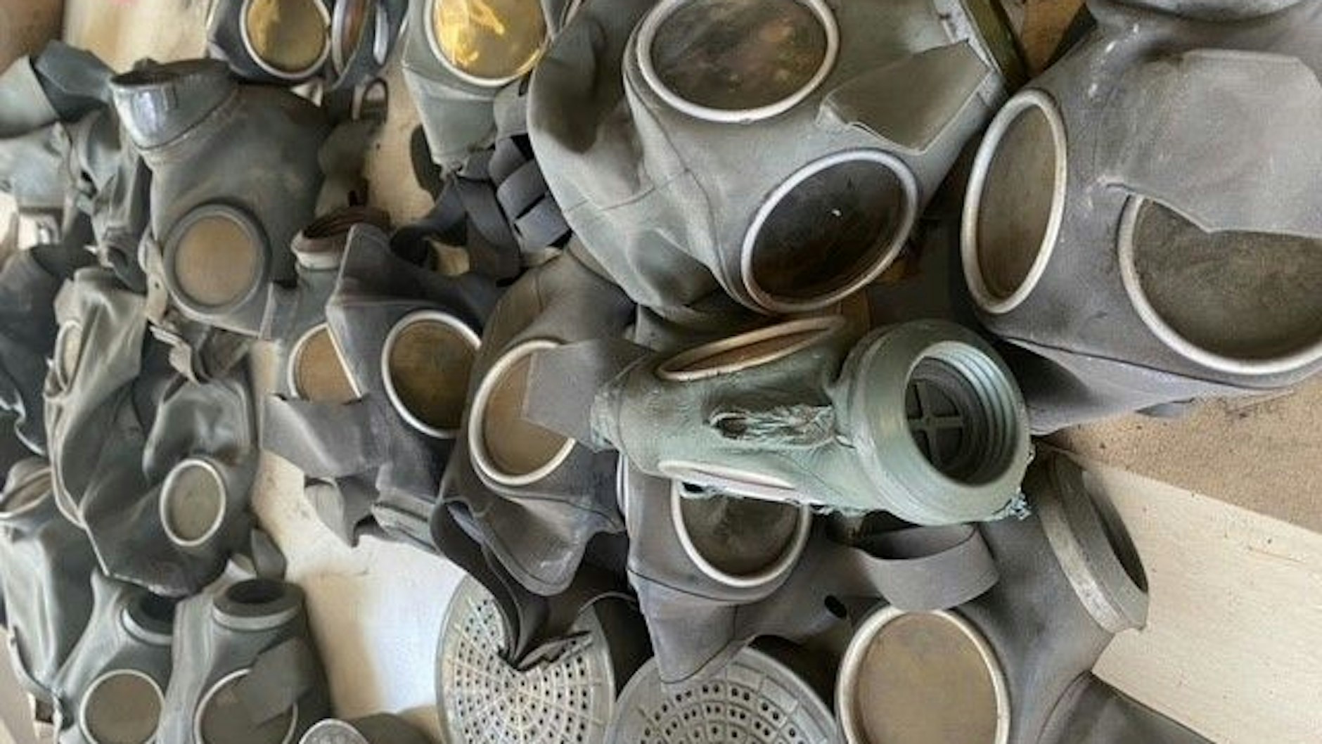 Gasmasken für Frauen, Männer und Kinder aus der Nazi-Zeit wurden nach dem Unwetter gefunden.