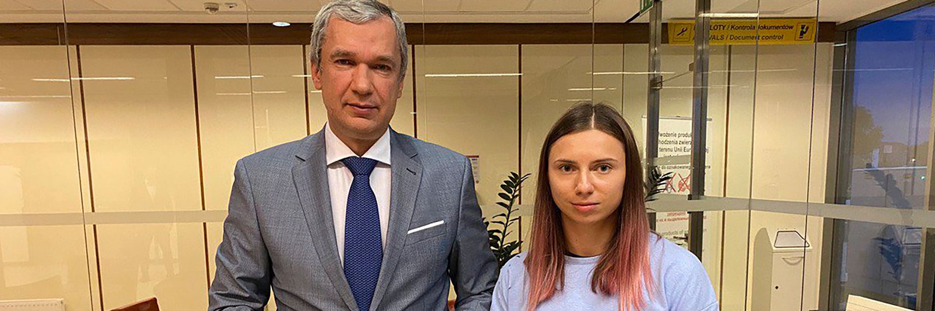 Kristina Timanowskaja mit dem belarussischen Dissidenten Pawel Latuschka kurz nach ihrer Ankunft in Polen.