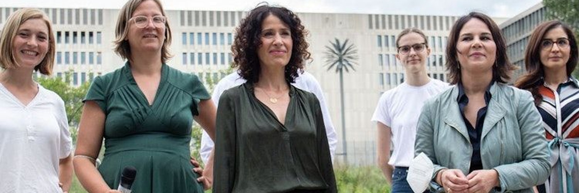 Das Twitter-Foto zeigt Grünen-Kanzlerkandidatin Annalena Baerbock (2. von rechts), Bettina Jarasch (3. von links), Spitzenkandidatin zur Abgeordnetenhauswahl 2021, sowie Silke Gebel (2. von links), Vorsitzende der Grünen in Berlin.