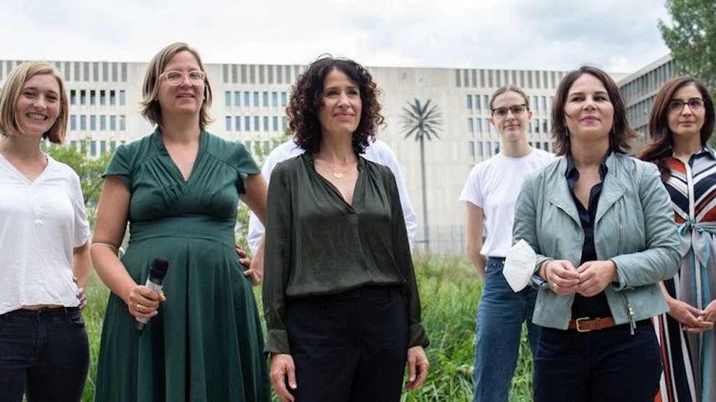 Wirbel um Bildausschnitt: Grüne schneiden Männer aus Gruppenfoto mit Annalena Baerbock!