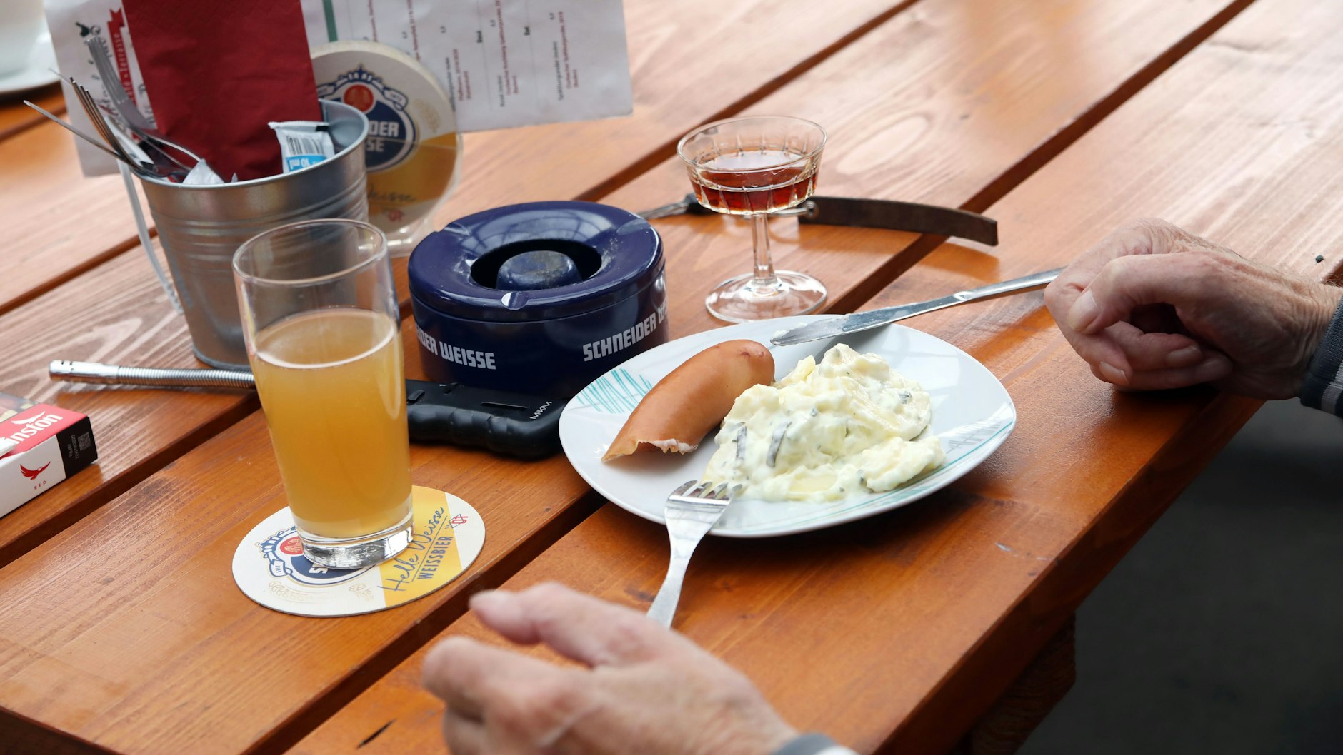Bockwurst mir Kartoffelsalat geht eigentlich immer. Die meisten kommen wegen der Geselligkeit.&nbsp;