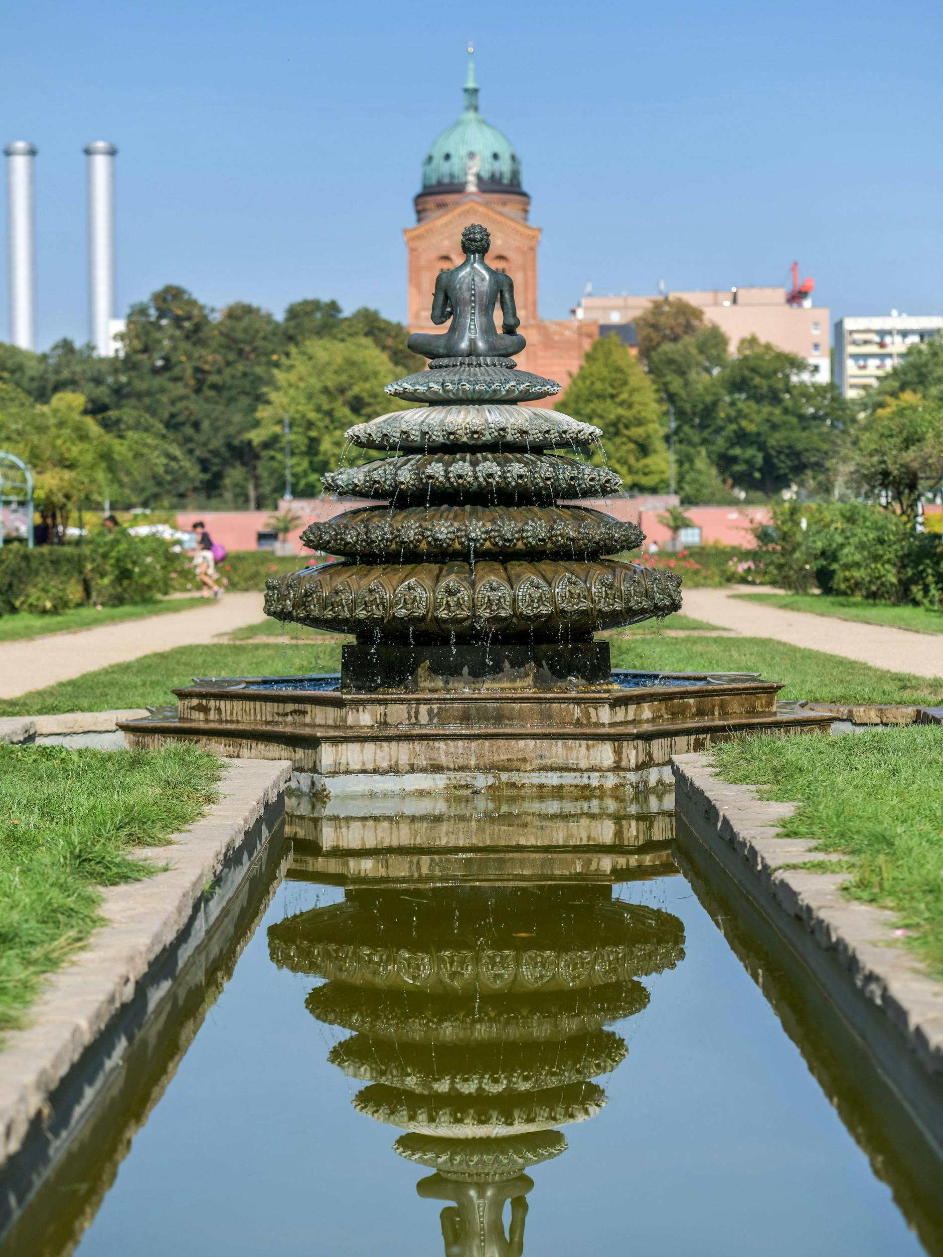 Ein Bronzezapfen mit nackter Tempeltänzerin soll indisches Flair erzeugen. Oder das, was man sich vor über 100 Jahren darunter vorstellte.