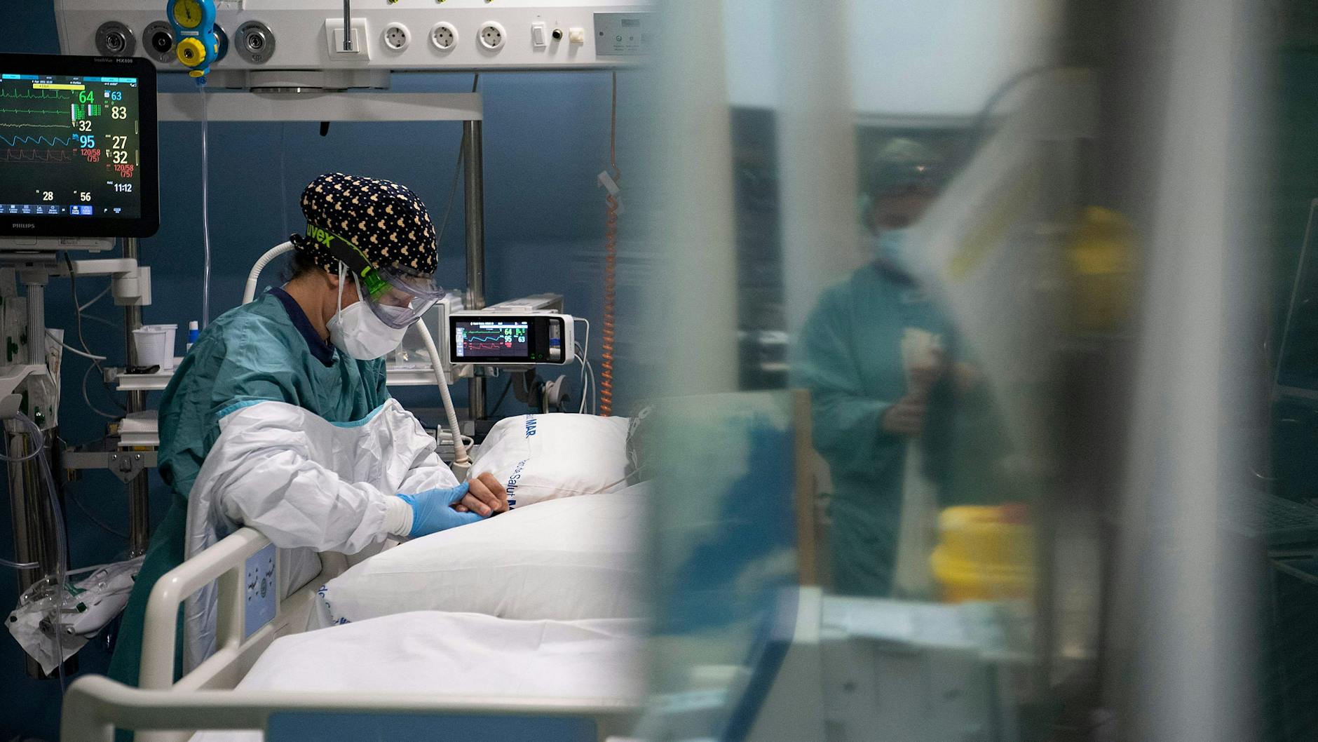 Eine Intensivpflegerin versorgt einen Covid-19-Patienten.