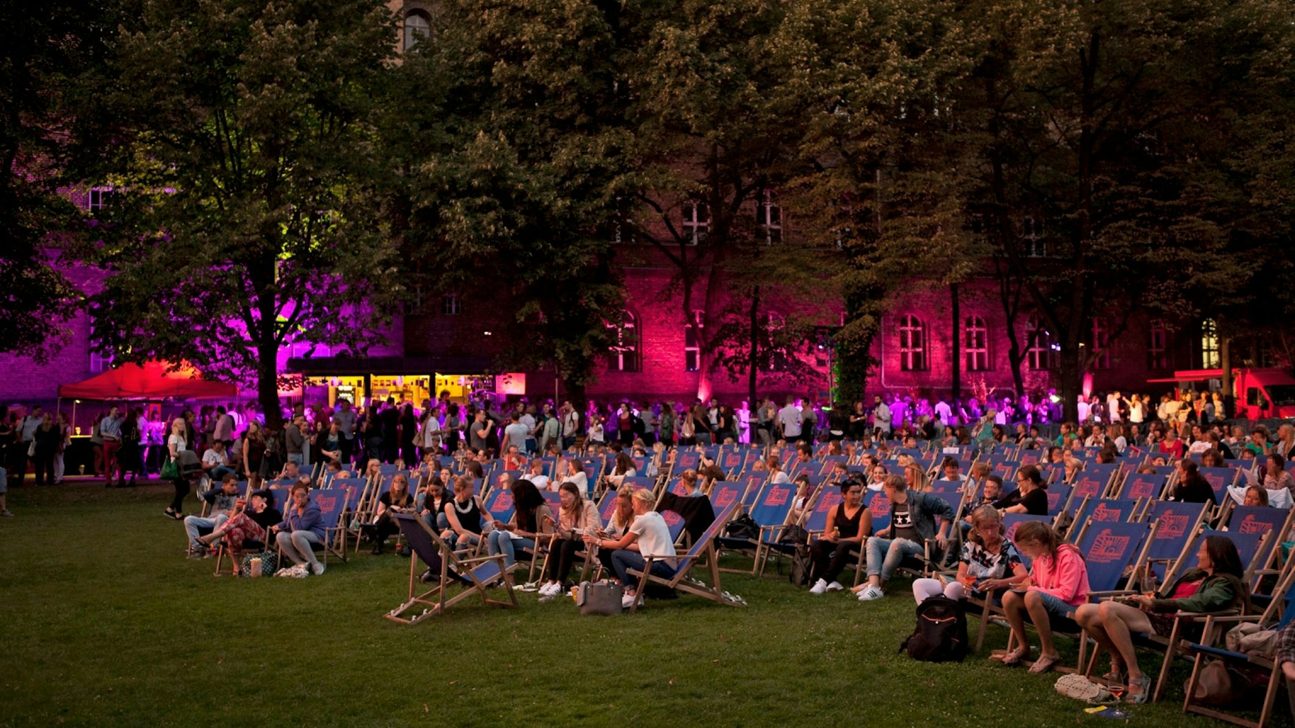 Mitten in Kreuzberg: Das Freiluftkino im Garten des Kunsthauses Bethanien.