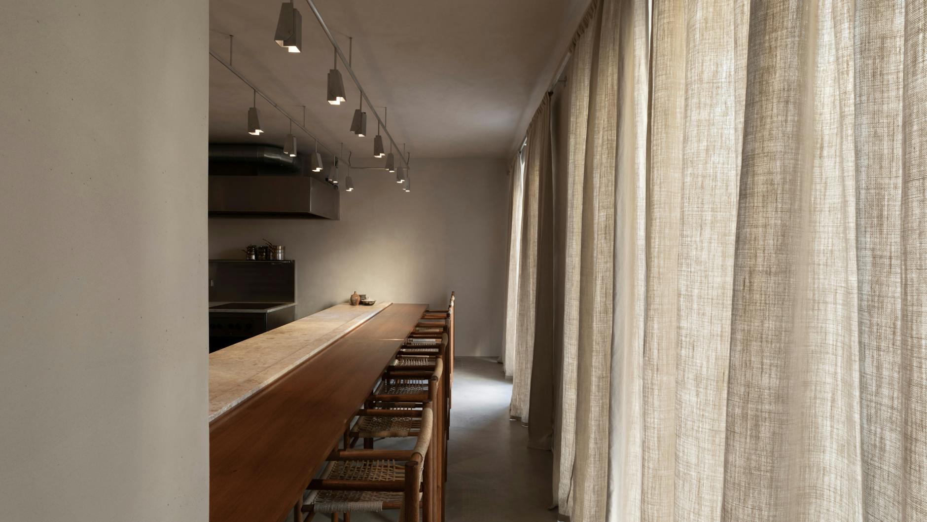 Könnte auch in einem Museum sein - der Speiseraum des Restaurants, die Farben sind gedeckt, die Beleuchtung ist sehr dezent.