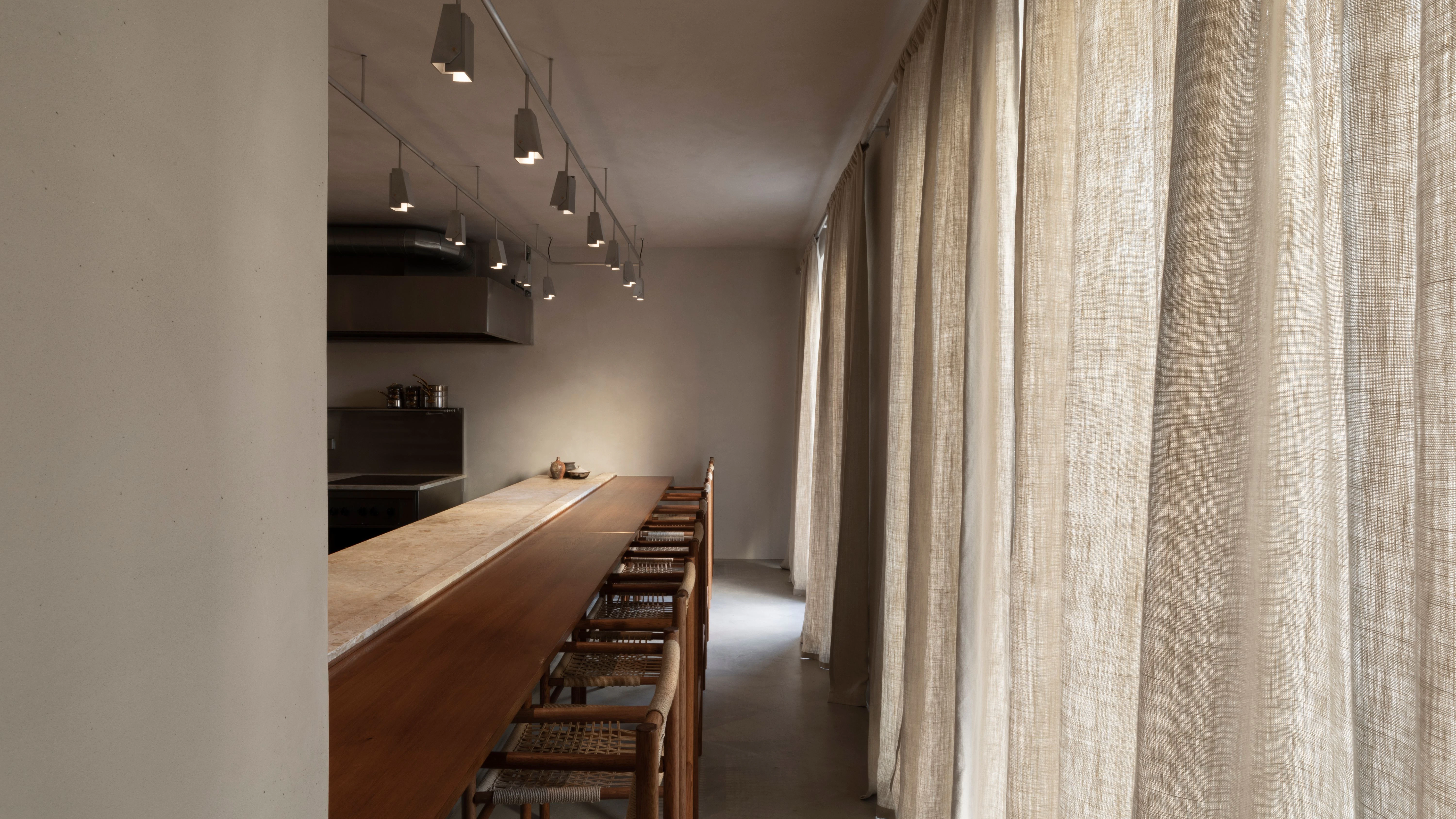 Könnte auch in einem Museum sein - der Speiseraum des Restaurants, die Farben sind gedeckt, die Beleuchtung ist sehr dezent.