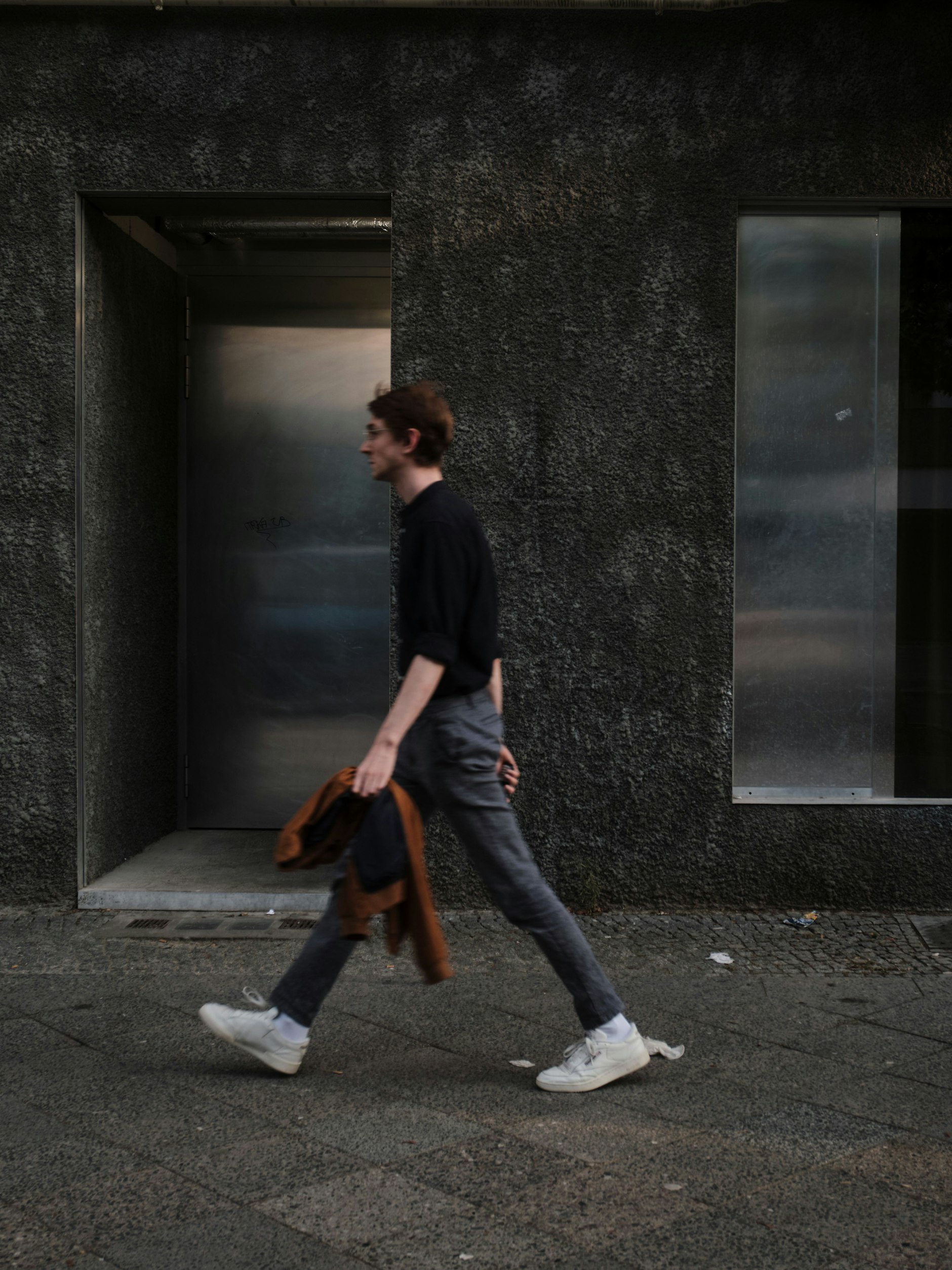 Schwer und silbern: Der Eingang des Restaurants Ernst würde auch jeden Berliner Club schmücken.