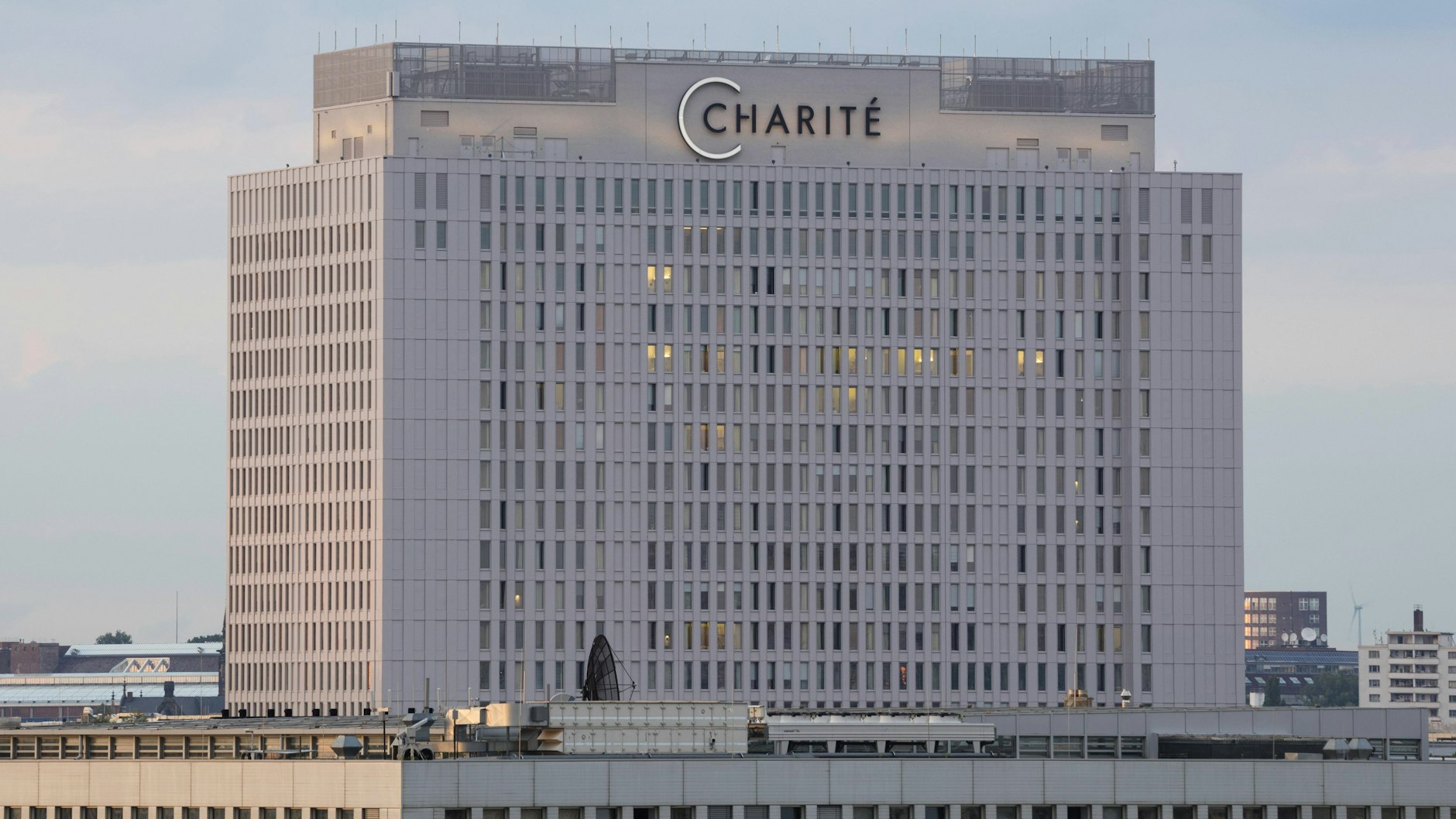 Geimpft werden an der Charité Beschäftigte, die vor mindestens sechs Monaten ihre zweite Impfung erhalten hätten und mindestens 60 Jahre alt seien.