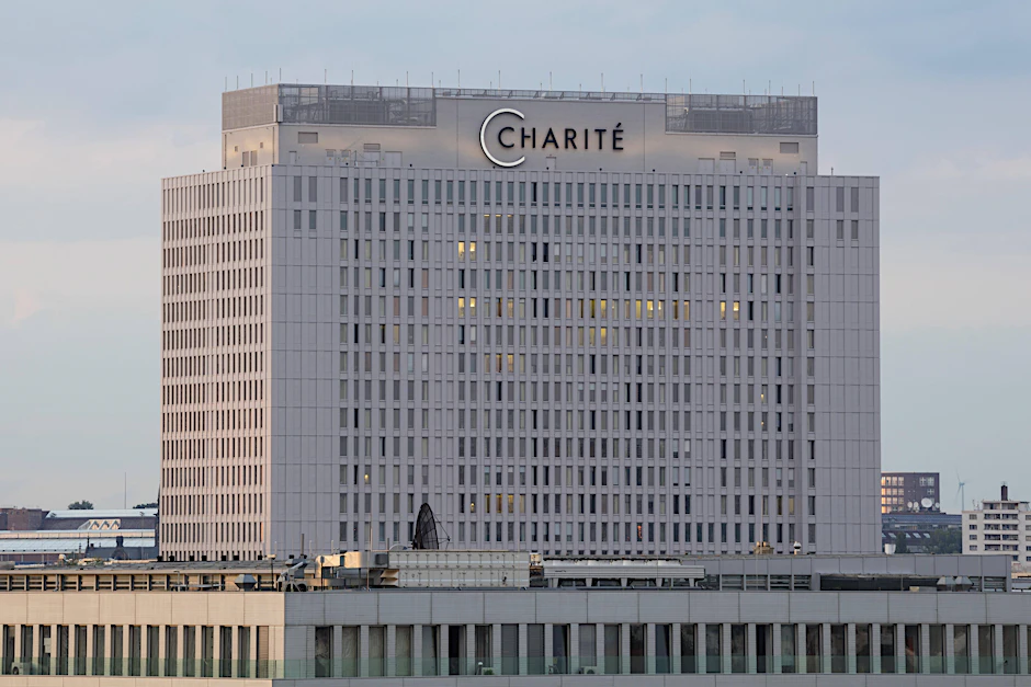 Geimpft werden an der Charité Beschäftigte, die vor mindestens sechs Monaten ihre zweite Impfung erhalten hätten und mindestens 60 Jahre alt seien.