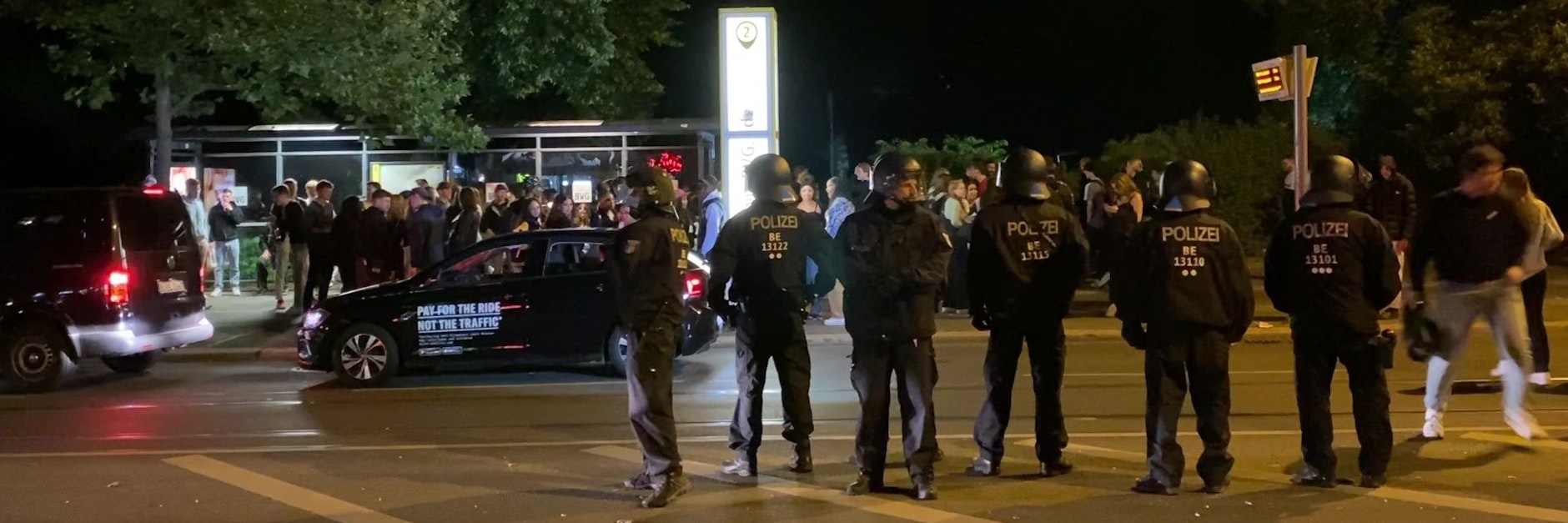 Polizeieinsatz am Mauerpark. Zu Auseinandersetzungen kam es nach Polizeiangaben aber nicht.