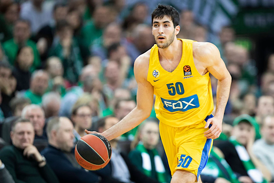 Yovel Zoosmann bleibt der Farbe Gelb treu und trägt zukünftig das Trikot von Alba Berlin.