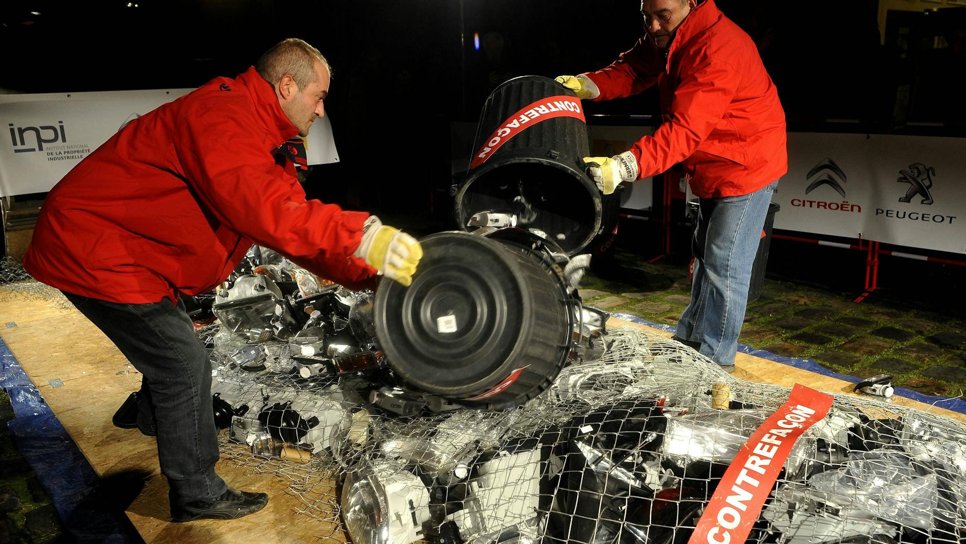 Nach einer Razzia werden in Frankreich Raubkopien von Auto-Ersatzteilen vernichtet.