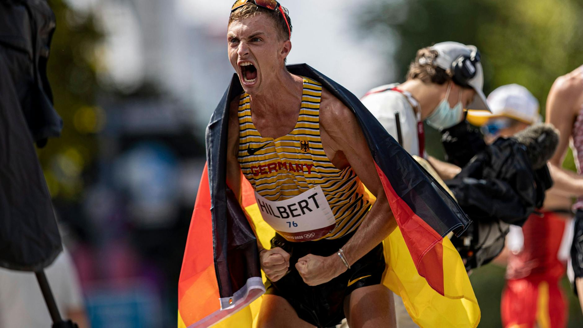 Jonathan Hilbert feiert seine Silbermedaille.