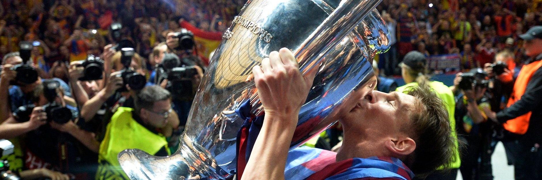 Barcelonas Lionel Messi küsst den Champions-League-Pokal, der er zuletzt 2015 im Berliner Olympiastadion letztmals gewinnen konnte.