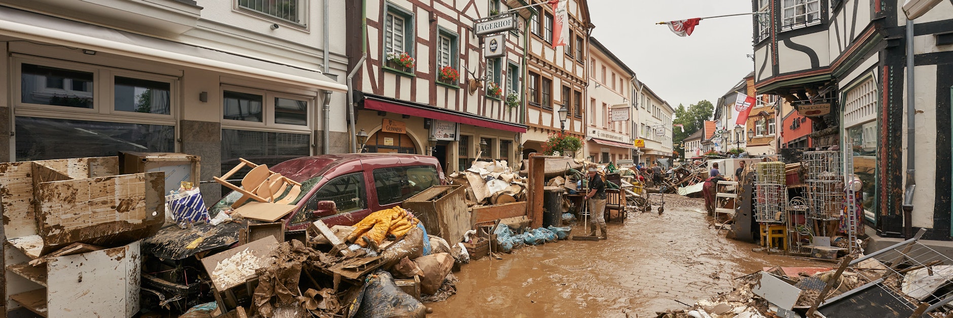 Bad Neuenahr-Ahrweiler: Anwohner und Ladeninhaber versuchen, ihre Häuser vom Schlamm zu befreien.