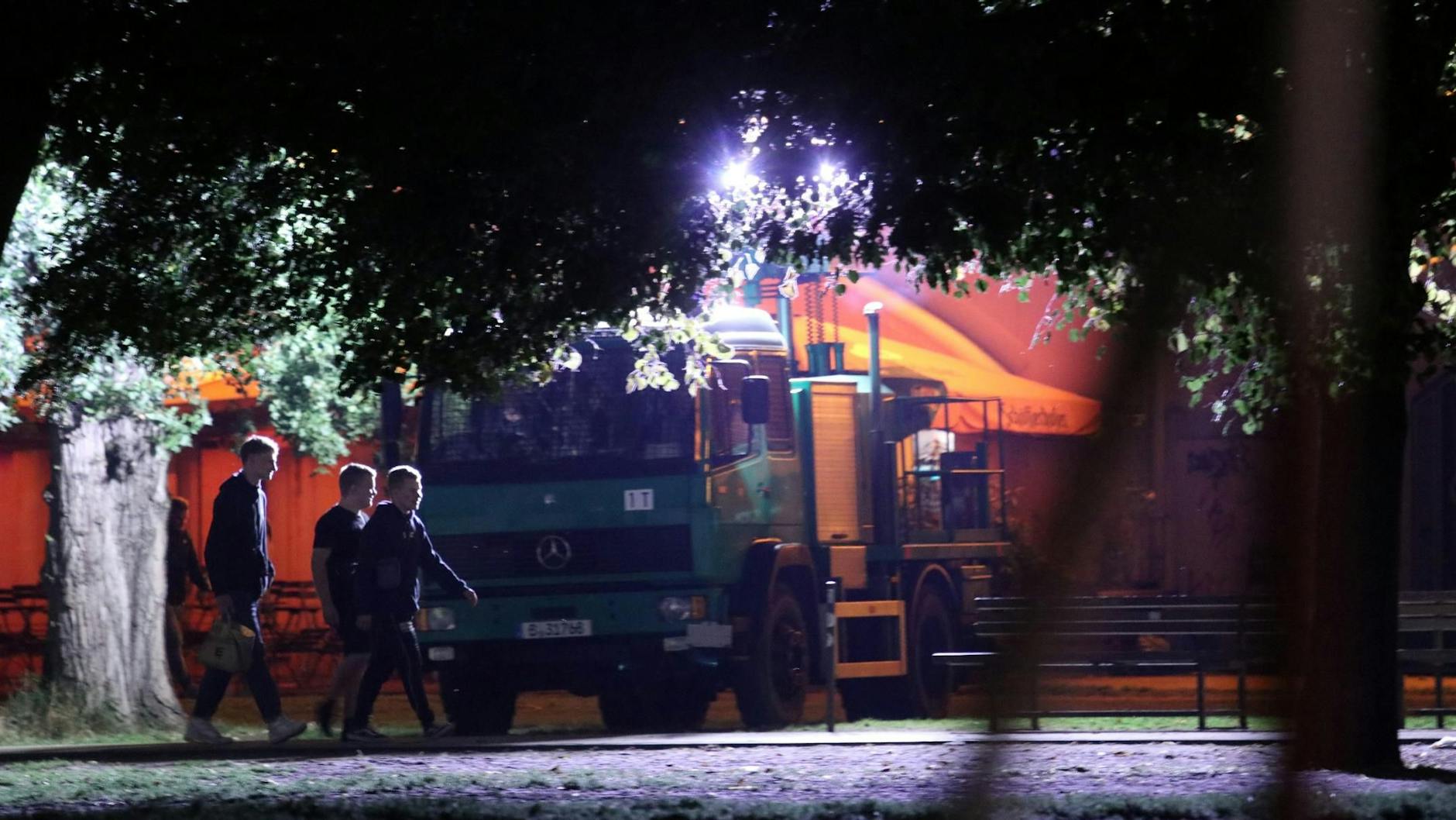 Nur noch wenige Besucher waren in der Nacht zum Freitag zum letzten Mal zu dieser Zeit im James-Simon-Park. Laut waren nur die Dieselaggregate für die Flutlichtanlage, mit der die Polizei das Gelände ausleuchtete. 