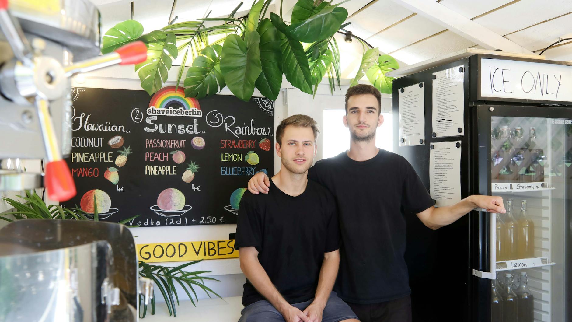 Jonas Müller (26) und Ingo Schällig (23) von Shave Ice Berlin verkaufen leckeres Eis nahe des James-Simon-Park. Dass der Park nun ab 20 Uhr dicht ist, sei „ein Genickbruch für die Gastronomie“, sagen sie.
