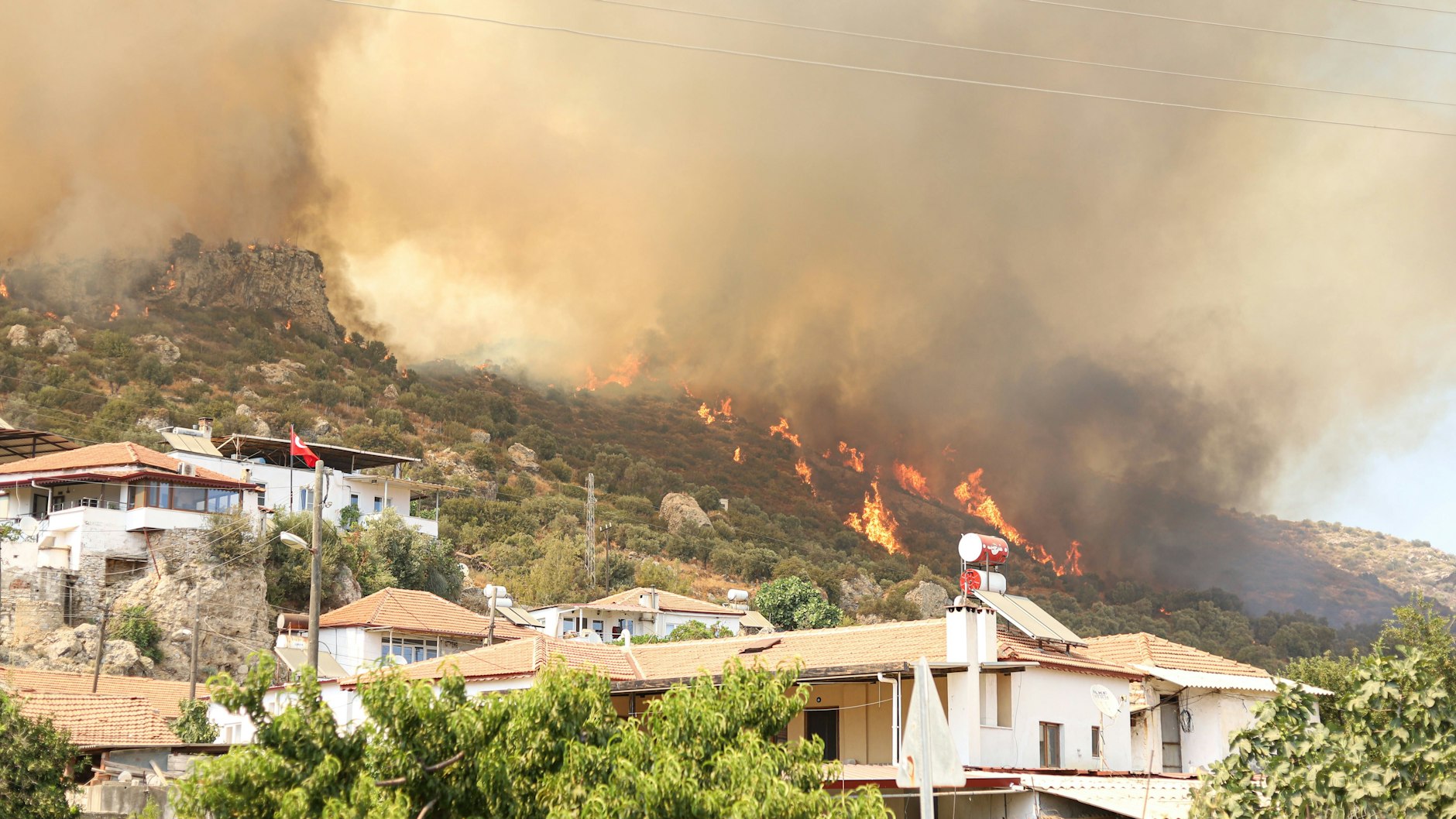 Ein Waldbrand in der Türkei. Seit&nbsp;Beginn der Brände vor etwa zehn Tagen wurden mehr als 36.000 Menschen aus rund 12.000 Häusern in Sicherheit gebracht.