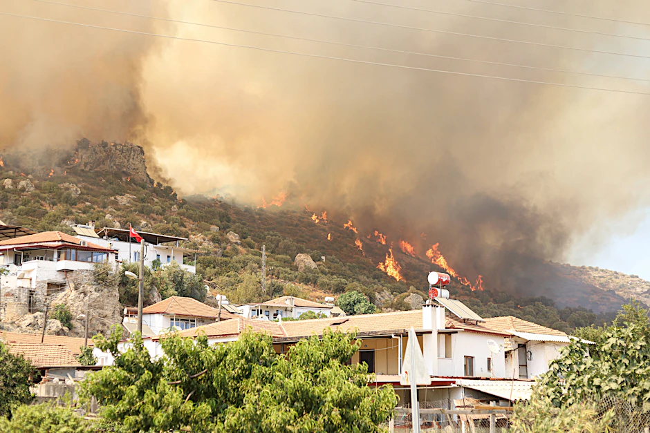 Ein Waldbrand in der Türkei. Seit&nbsp;Beginn der Brände vor etwa zehn Tagen wurden mehr als 36.000 Menschen aus rund 12.000 Häusern in Sicherheit gebracht.