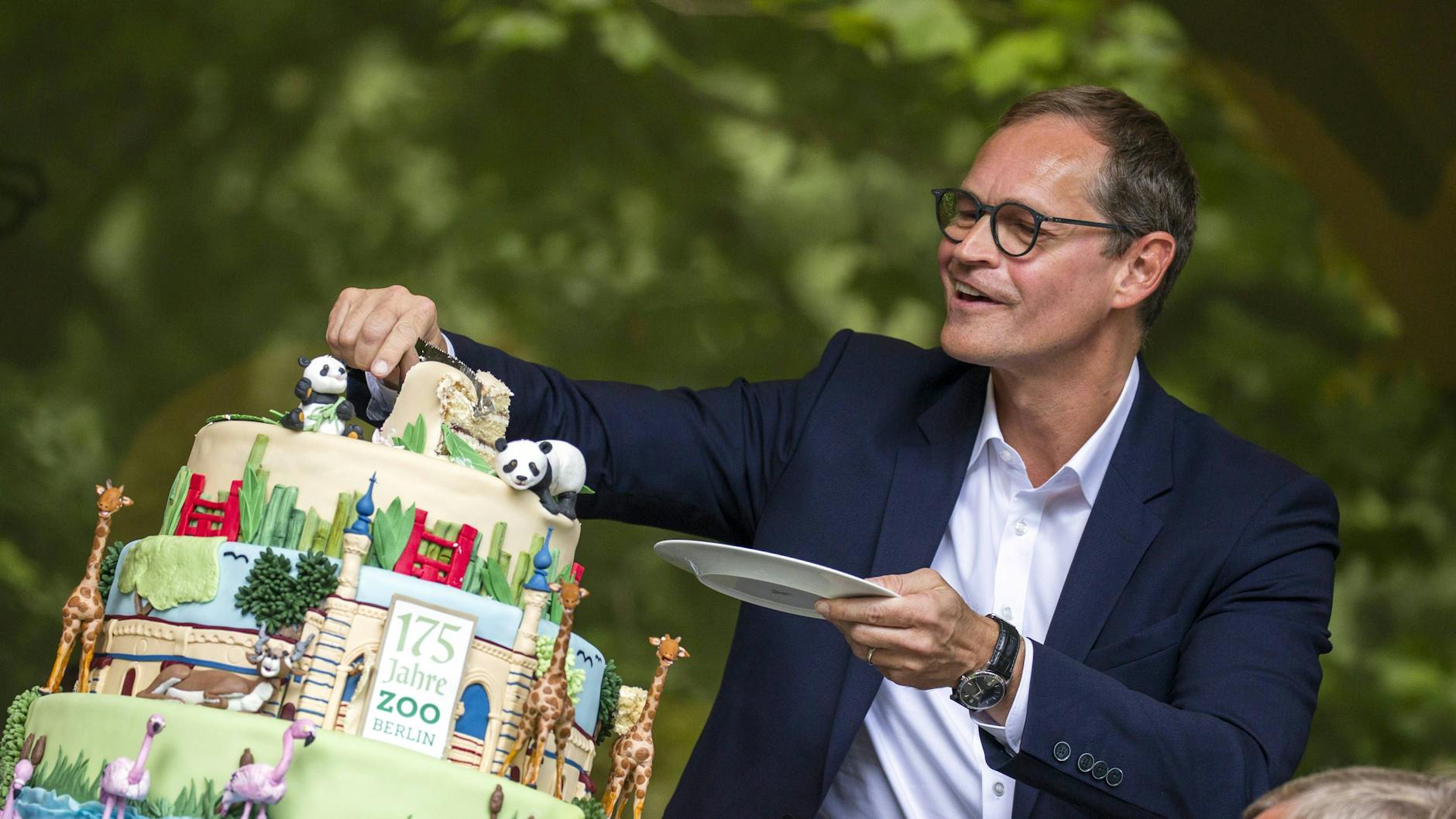 Two years ago Michael Müller, our mayor, cut a 175th birthday cake for the Berlin zoo. We're just imagining someone made a cake and invited hizzoner to celebrate the English Edition's one-year anniversary this week (we're wating for everyone to be back from holidays to celebrate).