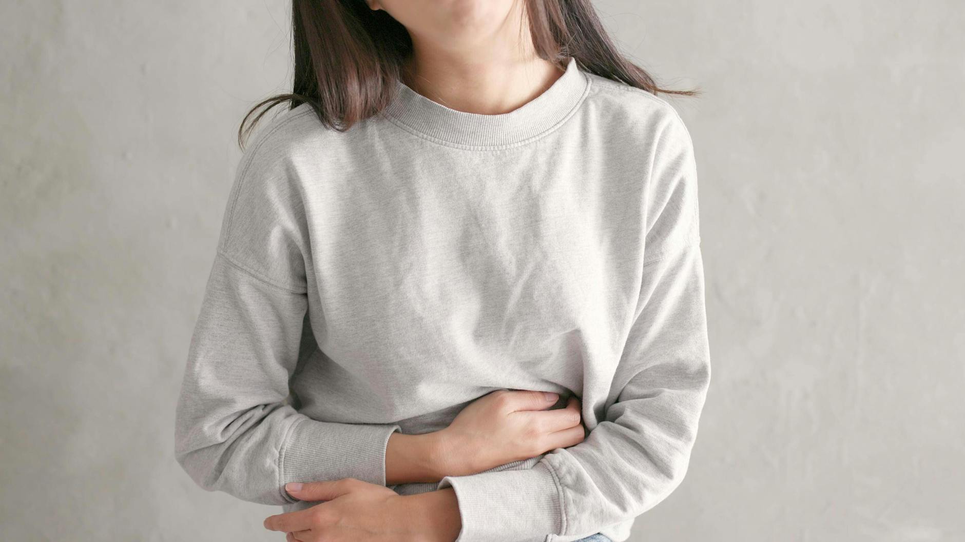 Frauenmantel hilft besonders zuverlässig gegen Menstruationsbeschwerden.