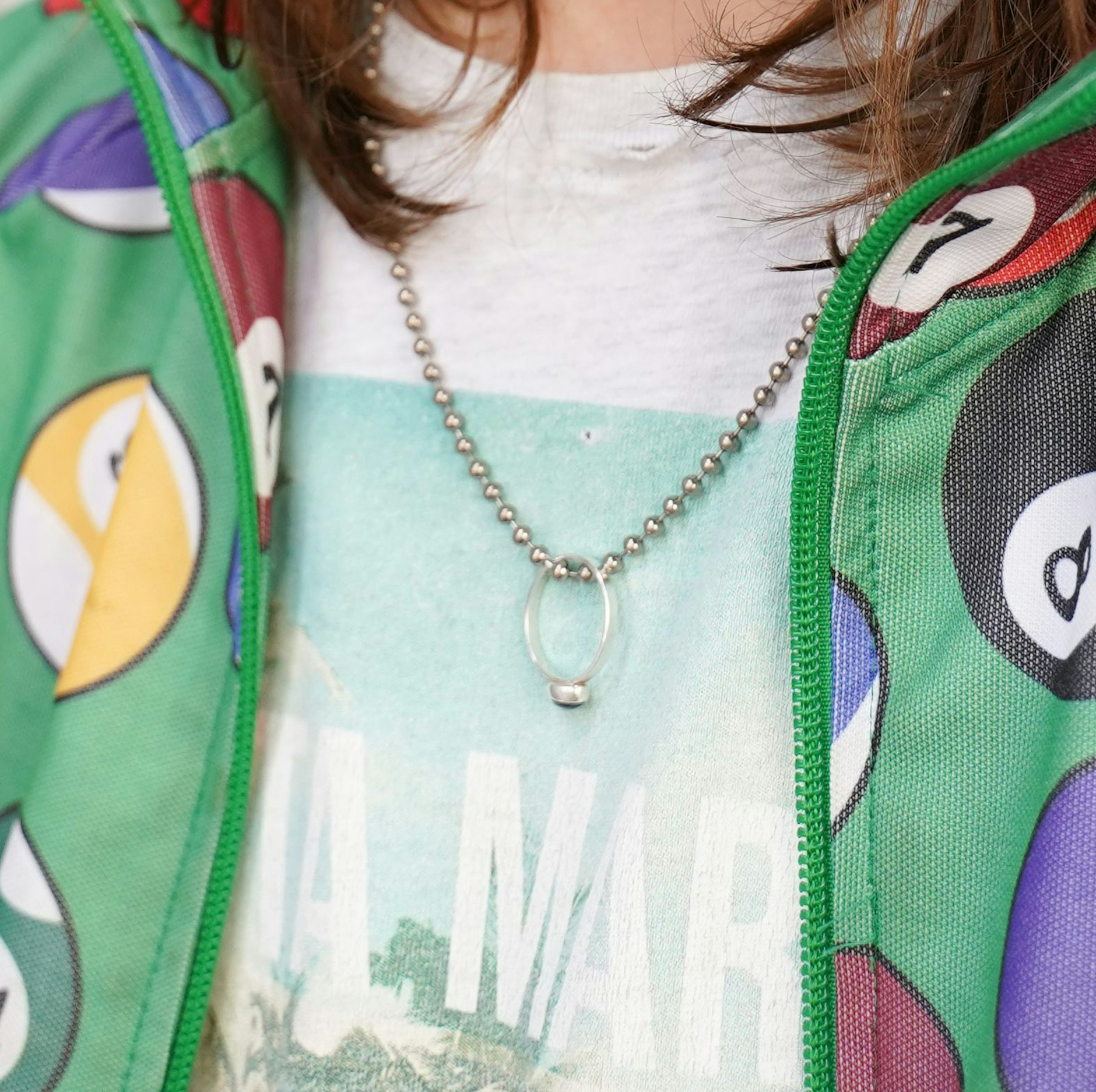 ... genauso wie Kette und Ring. Den Schmuck hat er auf dem Flohmarkt gekauft.