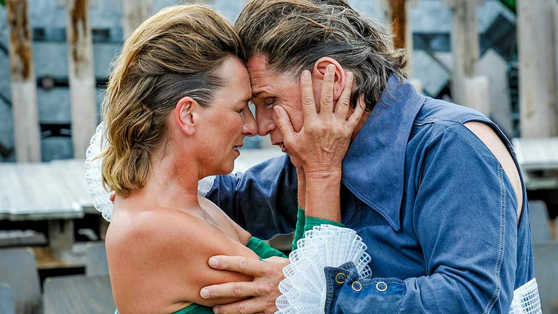  Saskia von Winterfeld (Elisaeth) und Anselm Lipgens (Leicester) in „Maria Stuart“ im Globe.