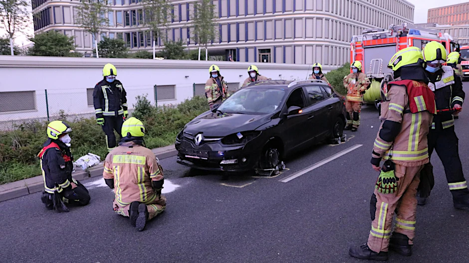 Einsatzkräfte der Feuerwehr am Unfallort.