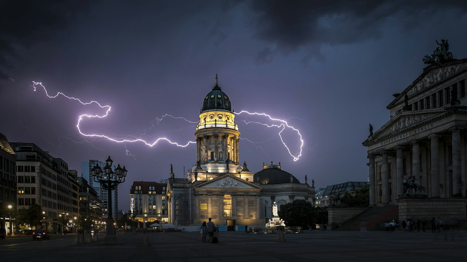 Blitze zeichnen sich während eines Unwetters über dem Berliner Konzerthaus und dem Deutschen Dom auf dem Gendarmenmarkt ab (Archivbild).