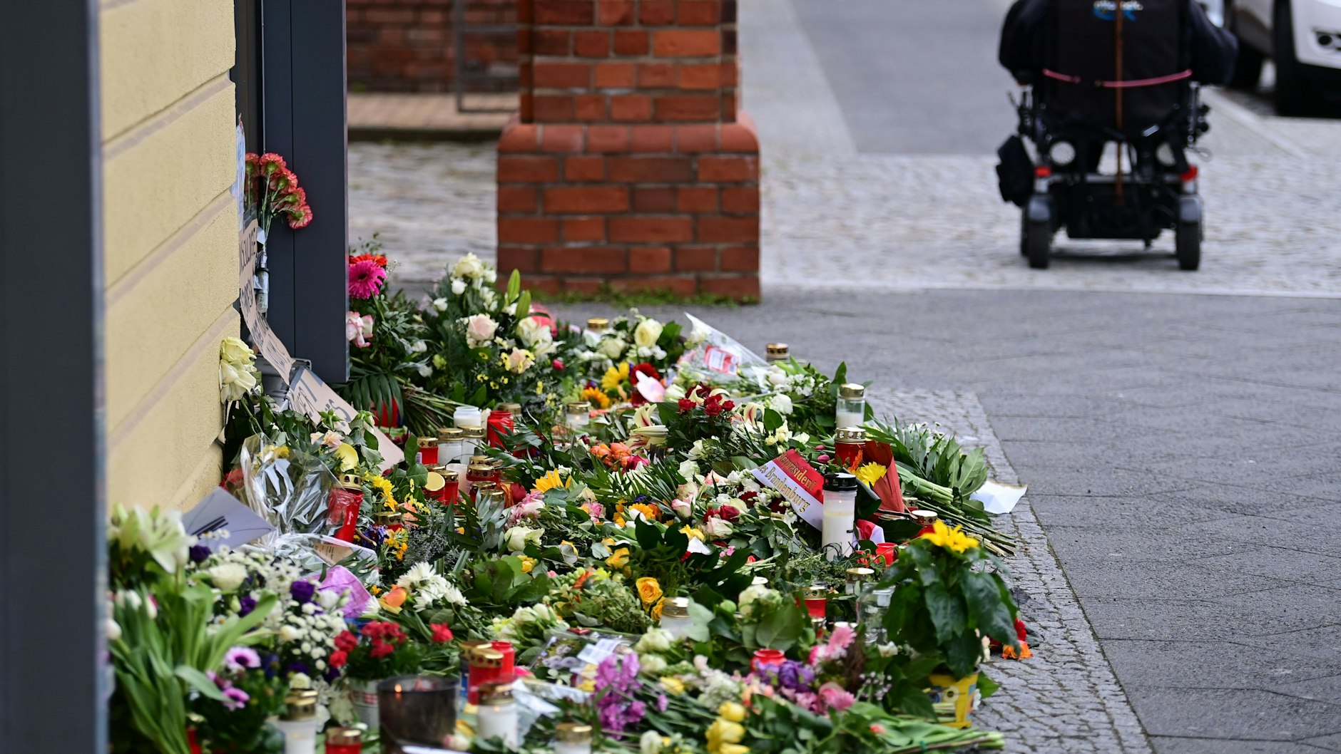 Blumen, Kerzen und Plakate liegen in der Nähe des Tatorts in Potsdam (Archivbild).&nbsp;