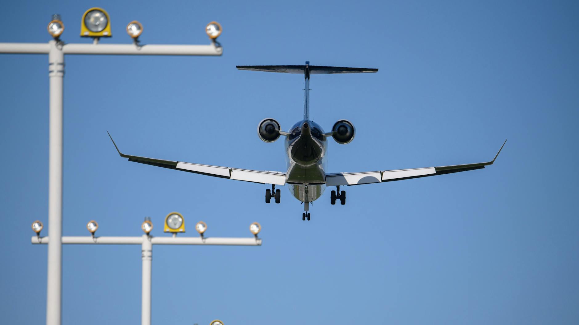 Bundesforschungsministerin Anja Karliczek schließt ein Ende des innerdeutschen Flugverkehrs nicht aus, um die Klimaschutzziele zu erreichen (Symbolbild).