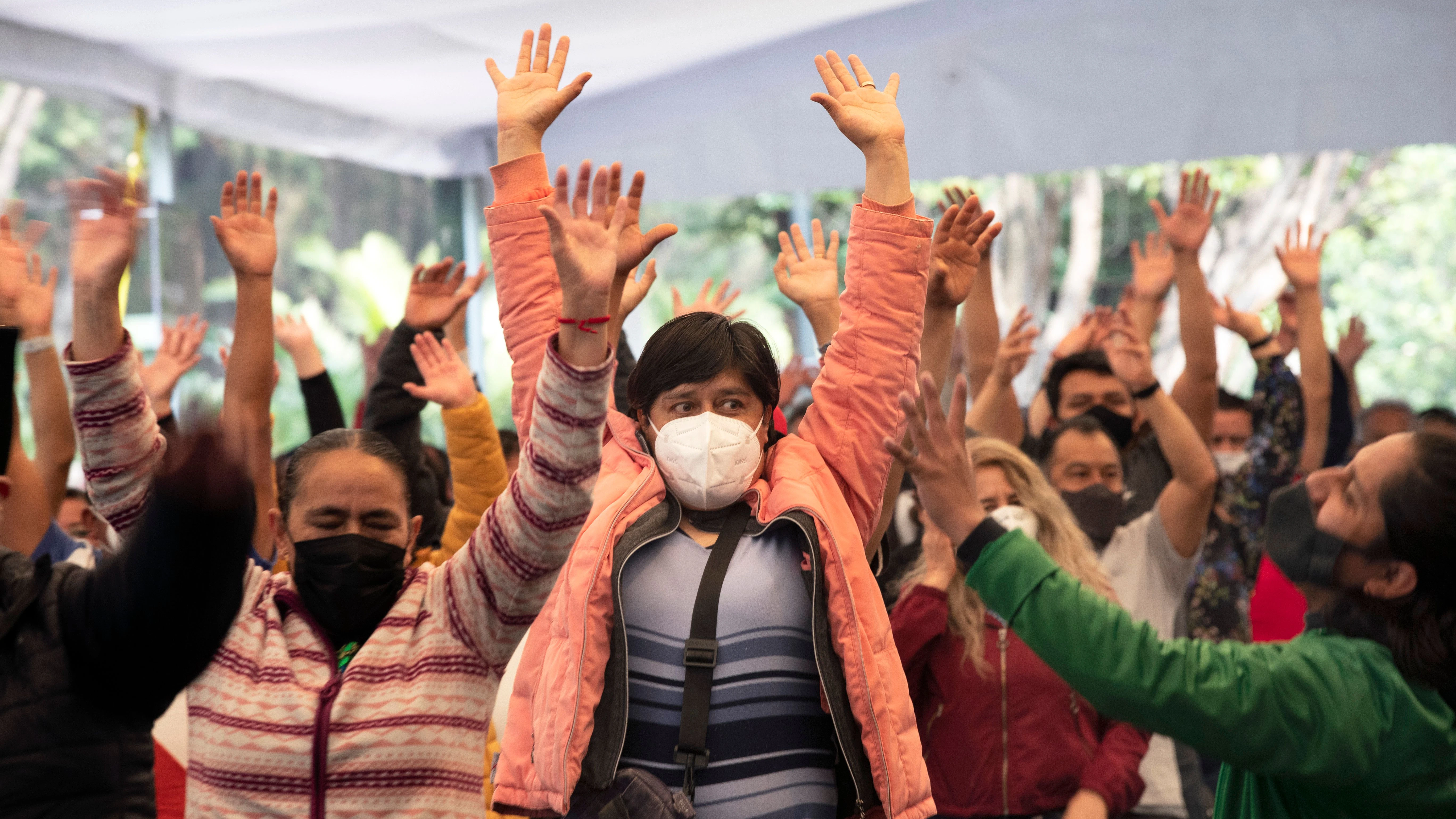 In Mexiko-Stadt machen Menschen, die gerade mit Astrazeneca geimpft wurden, ein paar Übungen.